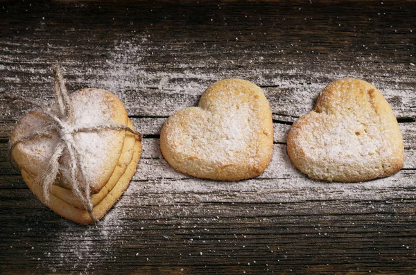 Szív Alakú Sütijük Cookie Kat Kötelet Kötve Sötét Fából Készült — Stock Fotó