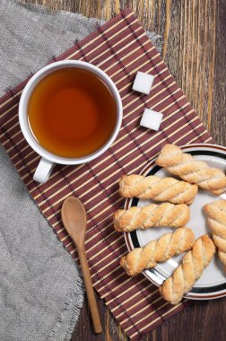 Kurabiye kurabiye plaka ve çay bambu peçeteye ahşap masa, üstten görünüm üzerinde yer alan