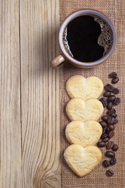 Kopp Kaffe Och Shortbread Cookies Form Hjärtat Trä Bakgrund Ovanifrån — Stockfoto
