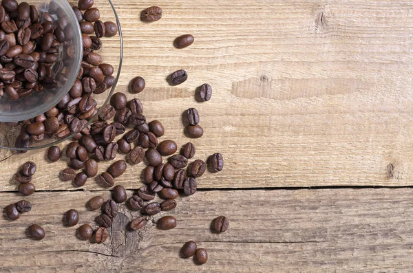 Koffiebonen Glazen Beker Met Schotel Verspreid Een Oude Houten Achtergrond — Stockfoto