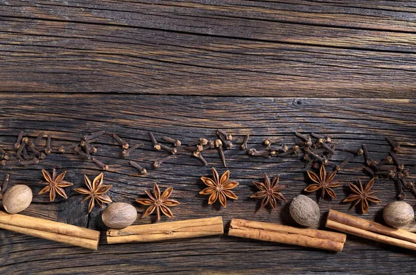 Especias Navideñas Anís Estrellado Palitos Canela Nuez Moscada Clavo Sobre —  Fotos de Stock