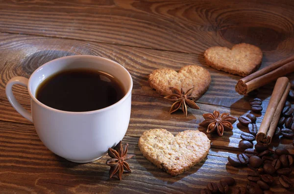 Tasse Kaffee Herzförmige Haferflockenkekse Und Winterliche Gewürze Auf Altem Holzgrund — Stockfoto