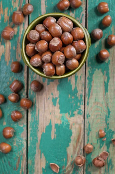 Lískové Ořechy Misce Rozptýlené Nachází Staré Zelený Dřevěný Stůl Prostorem — Stock fotografie