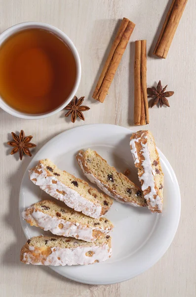 Glazed Gingerbread Slices Cup Tea Spices Light Wooden Table Top — Stok fotoğraf