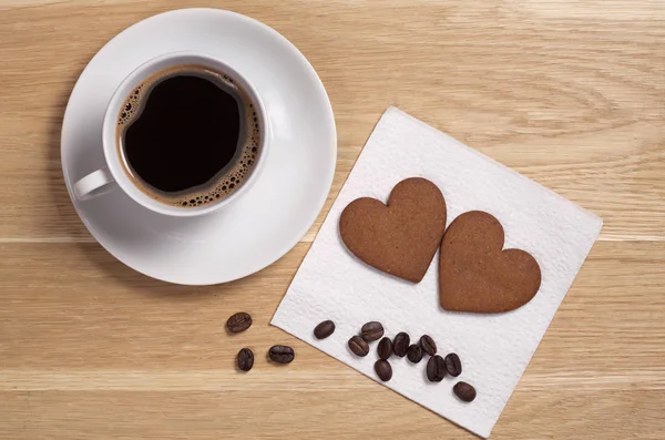 Herzförmige Ingwerkekse Und Tasse Kaffee Auf Holzgrund Draufsicht — Stockfoto