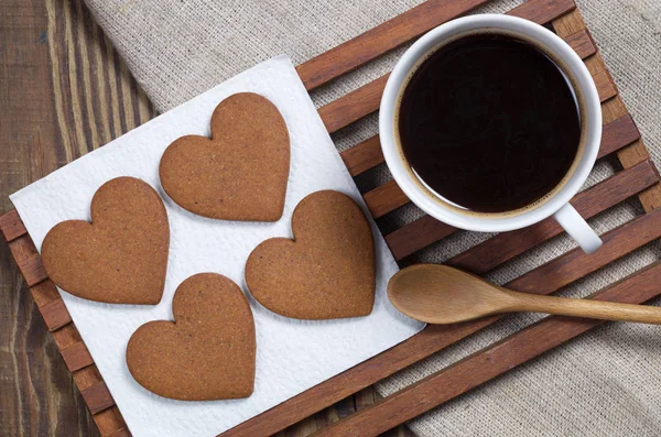 Tasse Schwarzer Kaffee Und Herzförmige Ingwerkekse Auf Dem Tisch Draufsicht — Stockfoto
