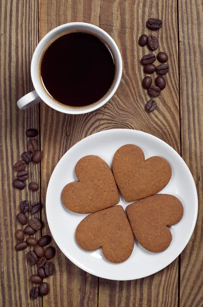 Hjärtformade Ingefära Cookies Tallrik Och Kopp Kaffe Träbord Ovanifrån — Stockfoto