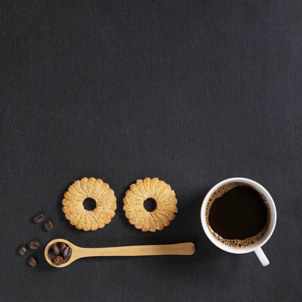 Tasse Café Deux Biscuits Sablés Sur Fond Pierre Noire Vue — Photo