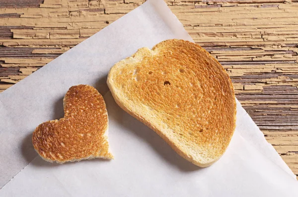 Kavrulmuş Beyaz Ekmek Pişirme Için Bir Kağıt Üzerinde Kalp Şeklinde — Stok fotoğraf