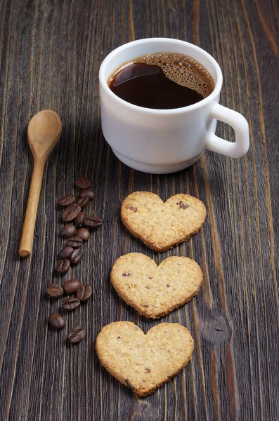 Galletas Caseras Forma Corazón Una Taza Café Sobre Una Mesa — Foto de Stock