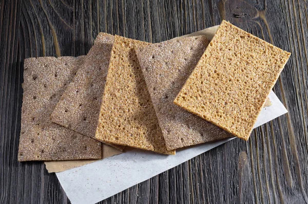 Chips Roggebrood Donkere Houten Achtergrond Close — Stockfoto