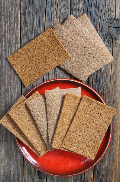 Knapperig Brood Rode Plaat Een Oude Houten Achtergrond Bovenaanzicht — Stockfoto