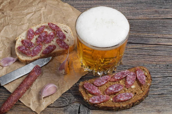 Bicchiere Birra Panini Con Sottile Salsiccia Affumicata Tavolo Rustico Legno — Foto Stock