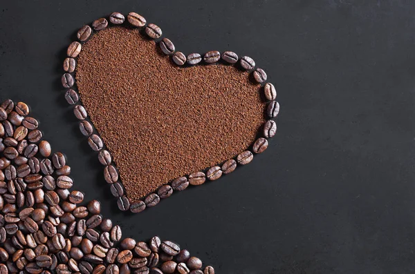 Caffè Macinato Fagioli Forma Cuore Sfondo Vecchio Metallo Nero Vista — Foto Stock