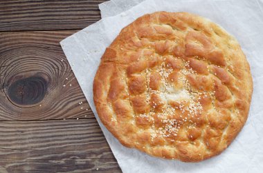 Geleneksel Türk düz ekmek kağıt üzerinde yer alan eski ahşap arka plan. Kopya alanı ile üstten görünüm