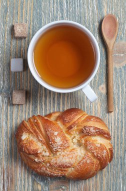 Eski ahşap masa yakın en iyi görünümü kadar günü kahvaltıda çay ve tatlı ev yapımı çörek fincan