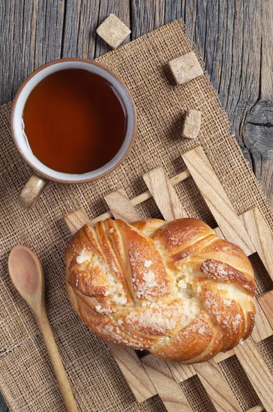 Šálek Čaje Sweet Proutěný Bun Snídani Rustikální Dřevěný Stůl Pohled — Stock fotografie