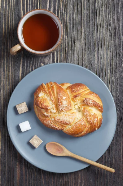 Plate Delicious Bun Cup Tea Breakfast Dark Wooden Table Top — Stock Photo, Image