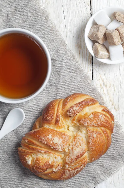 Pan Fresco Taza Cubos Azúcar Tela Encuentran Mesa Madera Blanca —  Fotos de Stock