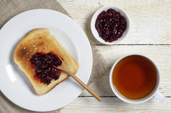 Rebanadas Pan Tostado Con Mermelada Una Taza Una Mesa Madera —  Fotos de Stock