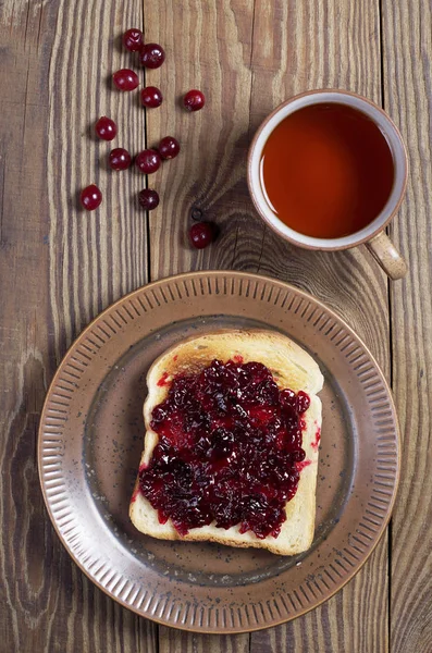 Chá Torrada Com Geléia Cranberry Bagas Para Café Manhã Mesa — Fotografia de Stock