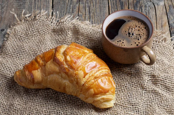 Croissant Saboroso Xícara Café Fundo Madeira Velha Com Tecido Áspero — Fotografia de Stock