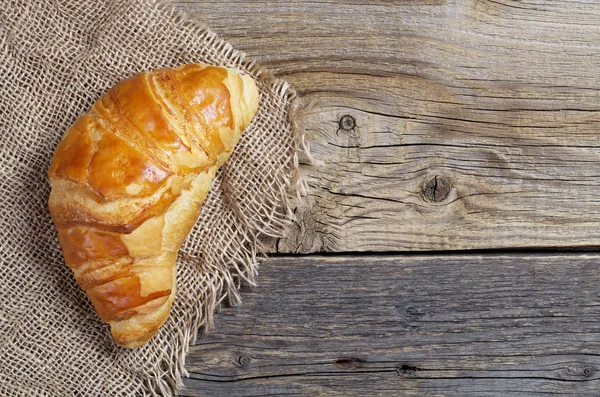 Heerlijke Croissant Oude Houten Achtergrond Met Grof Doek Bovenaanzicht Met — Stockfoto