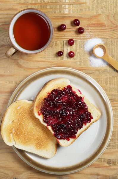 Fette Pane Tostato Con Marmellata Mirtilli Rossi Bacche Una Tazza — Foto Stock