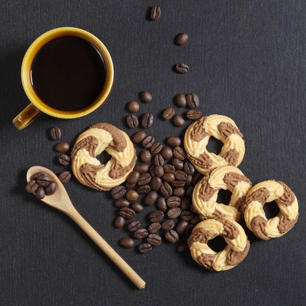 Tazza Caffè Gustosi Biscotti Frolla Prima Colazione Sfondo Pietra Nera — Foto Stock