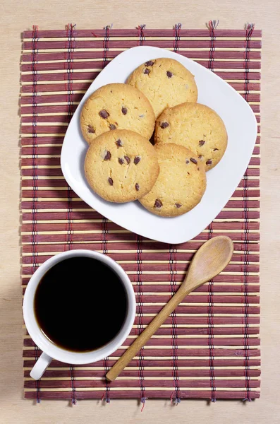 Tasse Kaffee und süße Kekse — Stockfoto