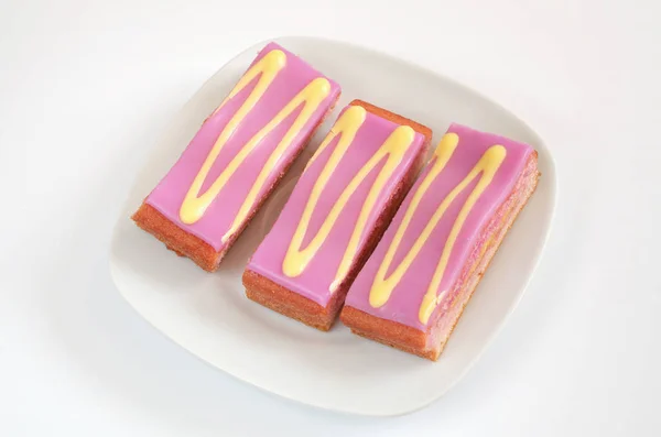 Plátky koláče s dekorovanou purpurovou fondantním polevu — Stock fotografie