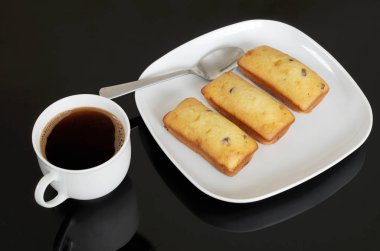 Çikolata cips ile kahve ve kek