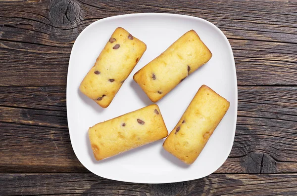 Barres à gâteau aux pépites de chocolat dans une assiette — Photo