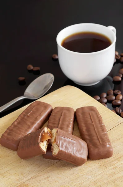 Keksriegel mit Karamell und Vollmilchschokolade und Kaffee — Stockfoto