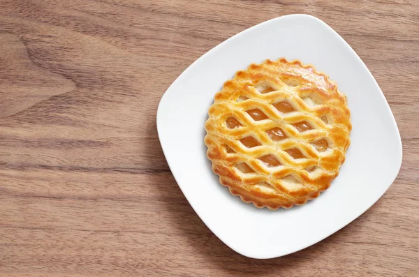 Round Apple Lattice Cake in plate — Stock Photo, Image