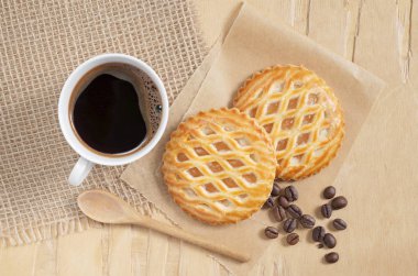 Kahve ve yuvarlak elma kafes kek