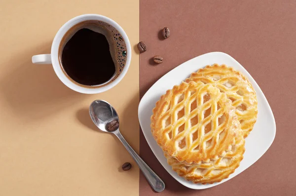 Okrągły tort z jabłkowym napełnianiem i kawą — Zdjęcie stockowe