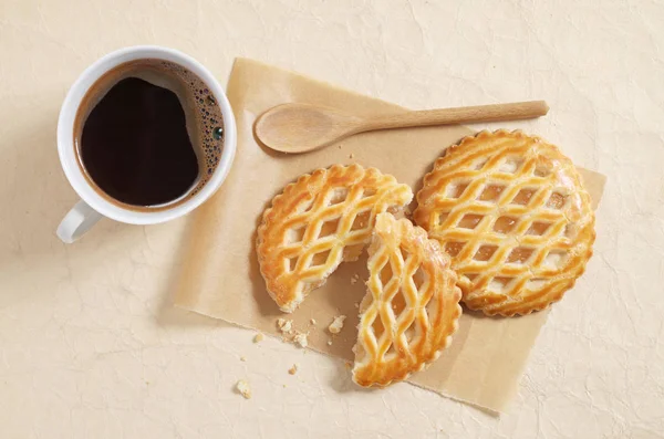 Café e bolo com um recheio de maçã — Fotografia de Stock