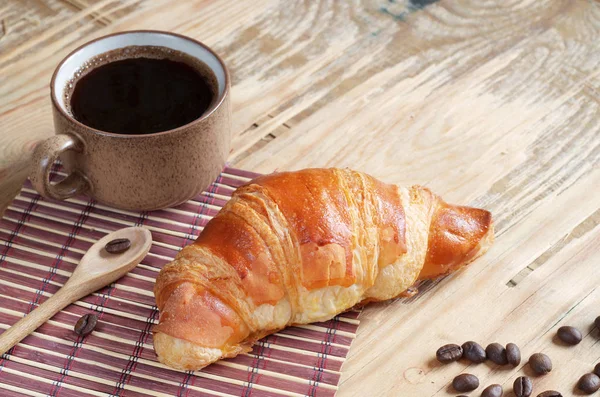 Croissant en kopje koffie — Stockfoto