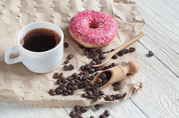 Koffie en roze donut — Stockfoto