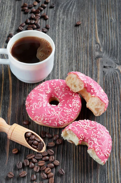 Verse roze donuts en koffie — Stockfoto