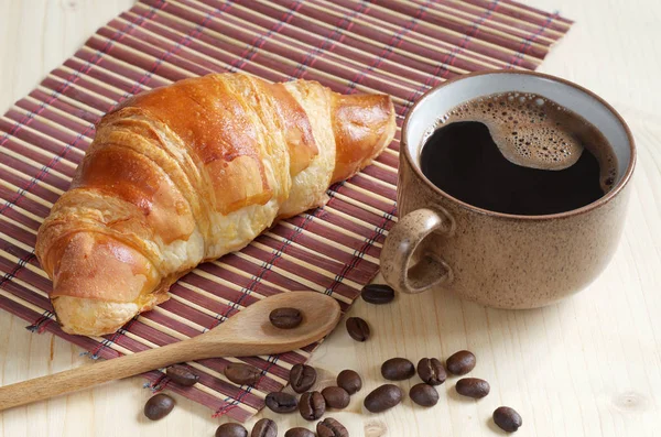 Croissant y taza de café —  Fotos de Stock