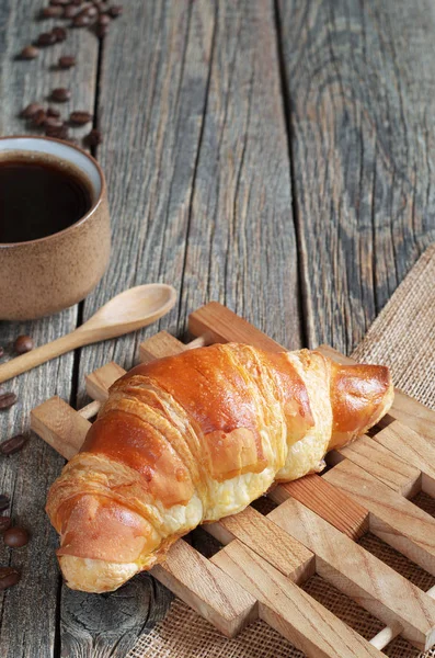 Frisches Croissant und eine Tasse Kaffee — Stockfoto