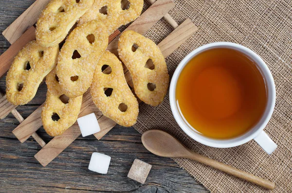 Haufen Brezeln mit Zucker und Tee — Stockfoto