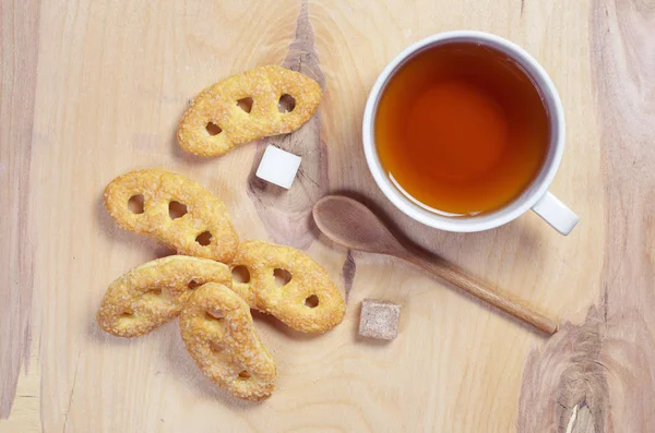 Pretzels met suiker en thee — Stockfoto