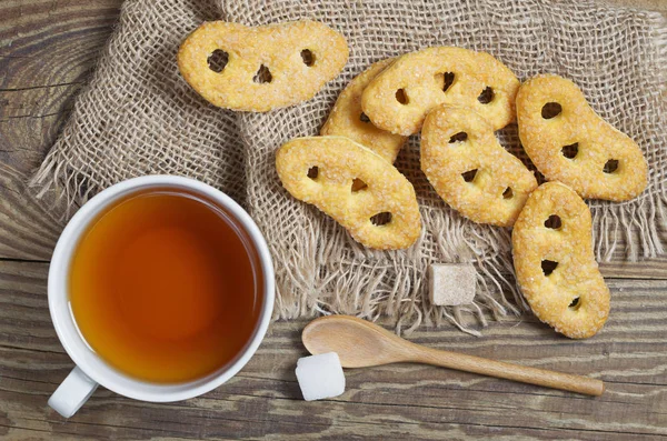 Pretzels franceses con azúcar y té —  Fotos de Stock