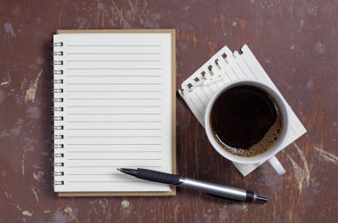 Bir kalem ve kahve ile not defteri