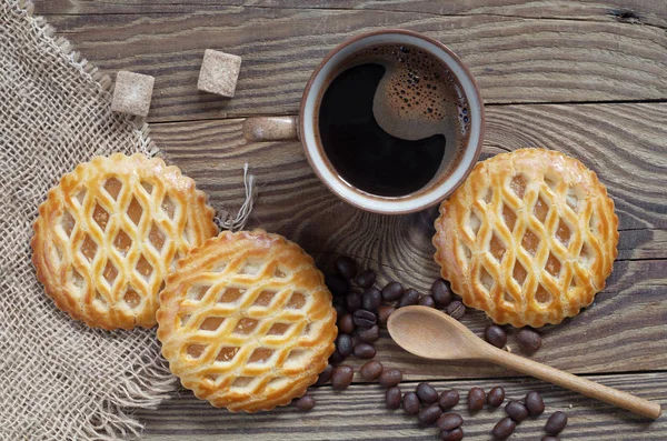 Koffie en ronde appel Lattice taarten — Stockfoto