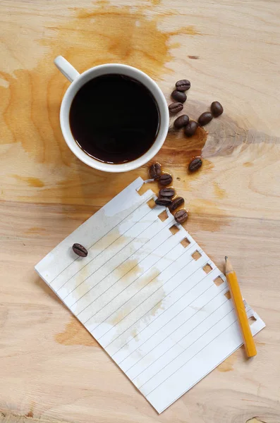 Koffie, gemorst op tafel — Stockfoto