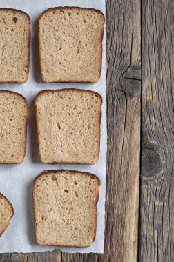 Ahşap bir masada çavdar ekmeği dilimleri